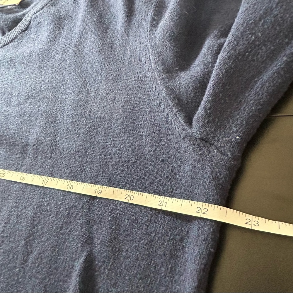 Hawker Rye Men's Deep Blue V-Neck Cotton Cashmere Sweater. Navy. Size Medium - Picture 6 of 7